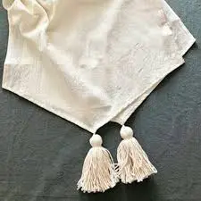 Camino de Mesa Con Borla