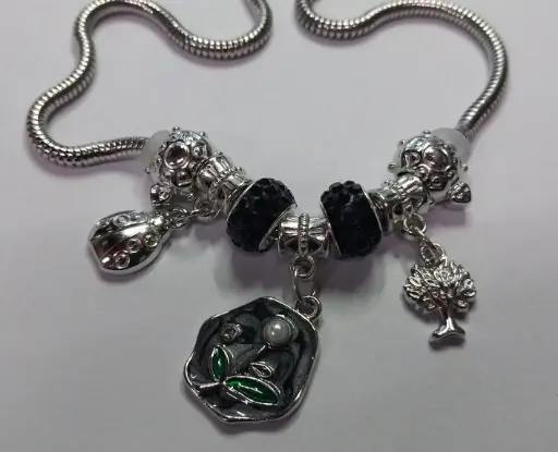 Collar Metal Con Dijes