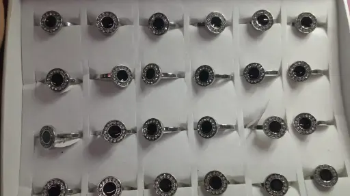 Anillo circulo negro con strass
